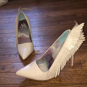 Fun pumps with wing detail